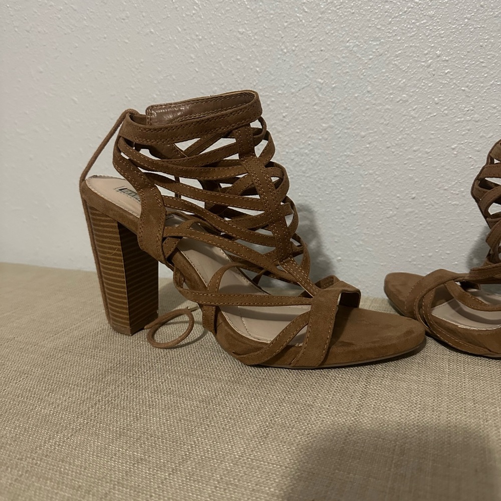 Jennifer Lopez Sz 9.5 women’s Strappy Brown Block Heel Sandals